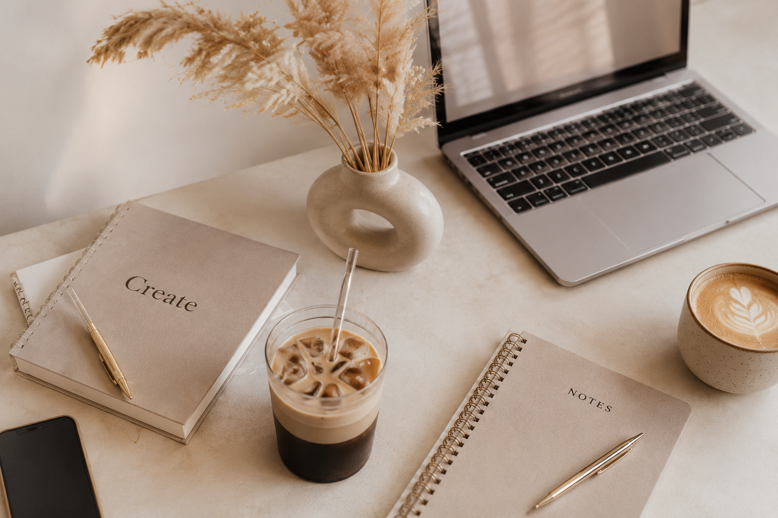 Minimalistischer Arbeitsplatz mit Laptop und Kaffee