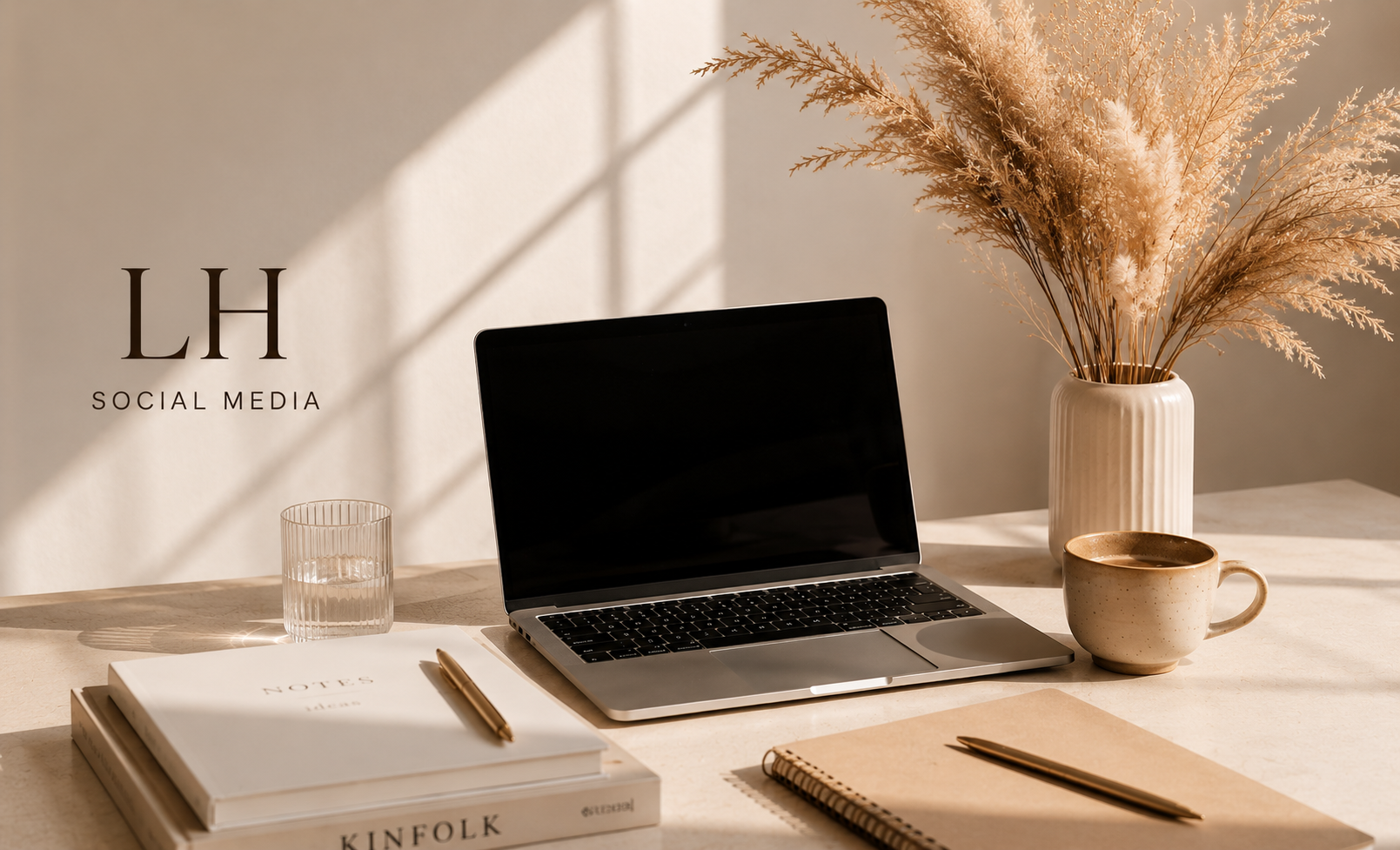 Moderner Arbeitsplatz im warmen Boho-Stil